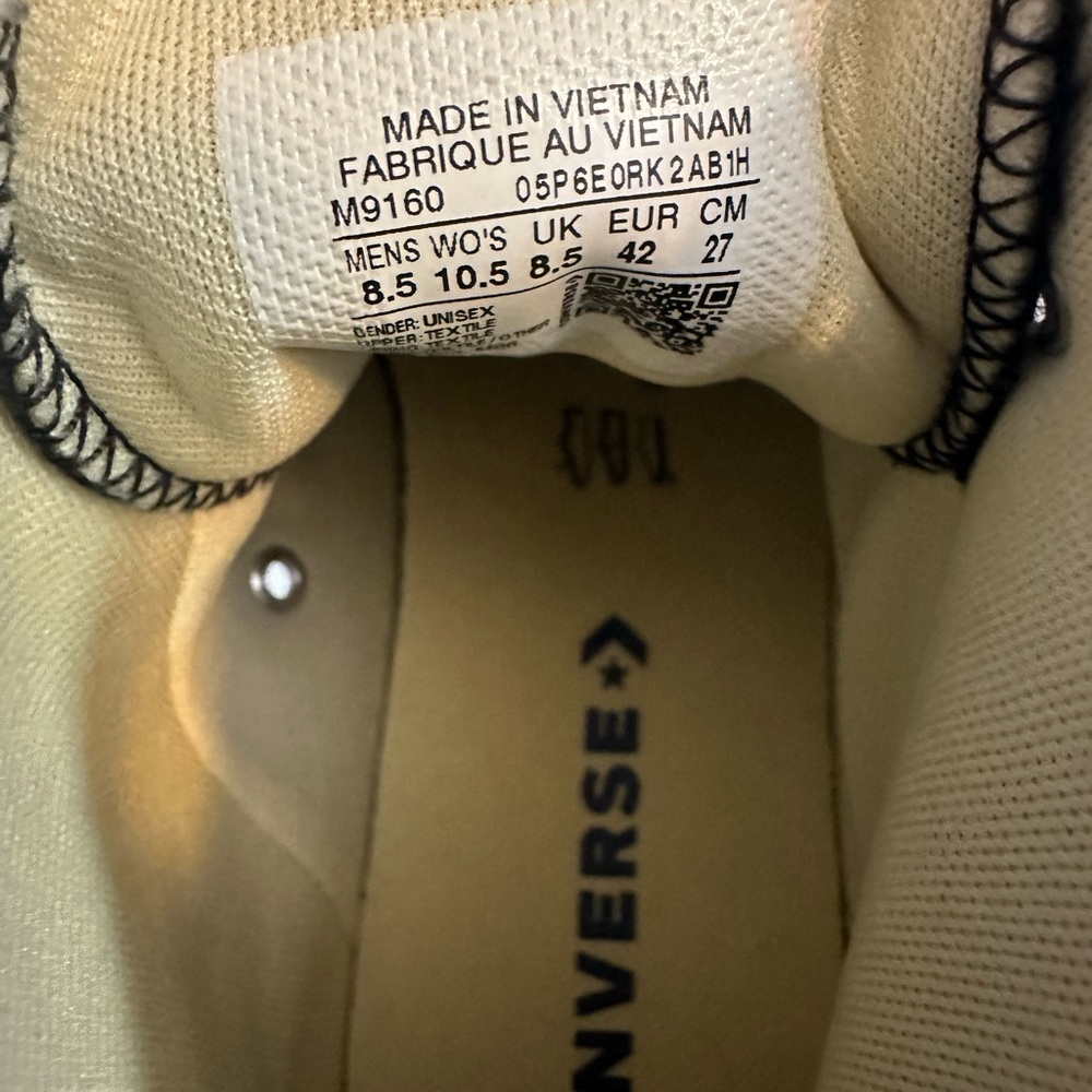 Men’s Converse (sz 8.5) - Picture 2 of 4